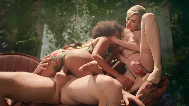 Dude Has A Blonde And A Black Woman In The LJ