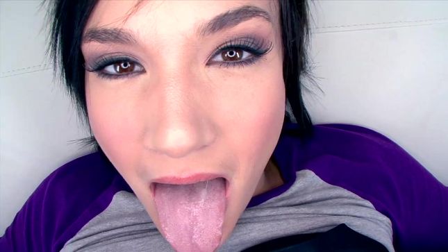 The Girls Suck A Dick And Give Themselves To The Caps In Close-up