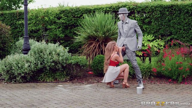 A Man In A Statue Costume Bangs A Juicy Beauty In The Park